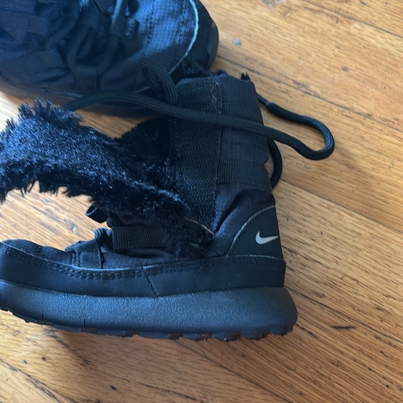 NIKE Roshe Run Hi Black Faux Fur Lined Lace-Up Boots Velcro Size 6C - Picture 7 of 8